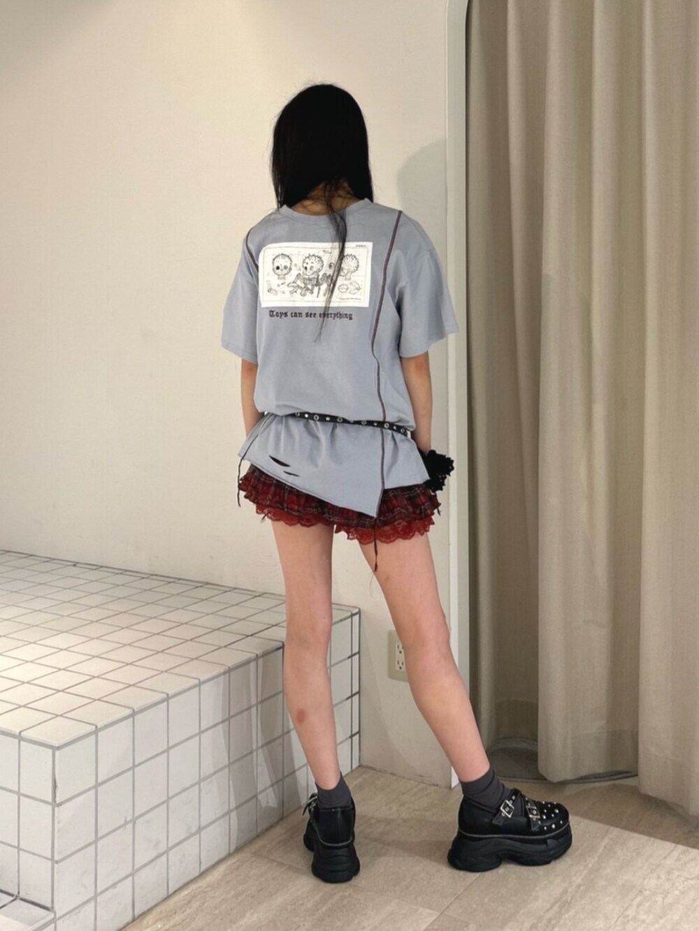 ブラック系のサンダル、ブルー系のTシャツ/カットソー、レッド系のその他パンツを着用したレディースの夏コーディネートの3枚目の写真