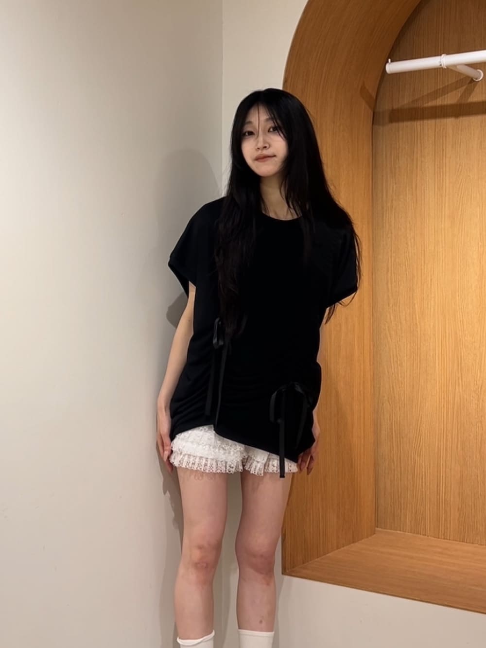 ホワイト系のその他パンツ、ブラック系のTシャツ/カットソー、ブラック系のその他シューズを着用したレディースの夏コーディネートの4枚目の写真