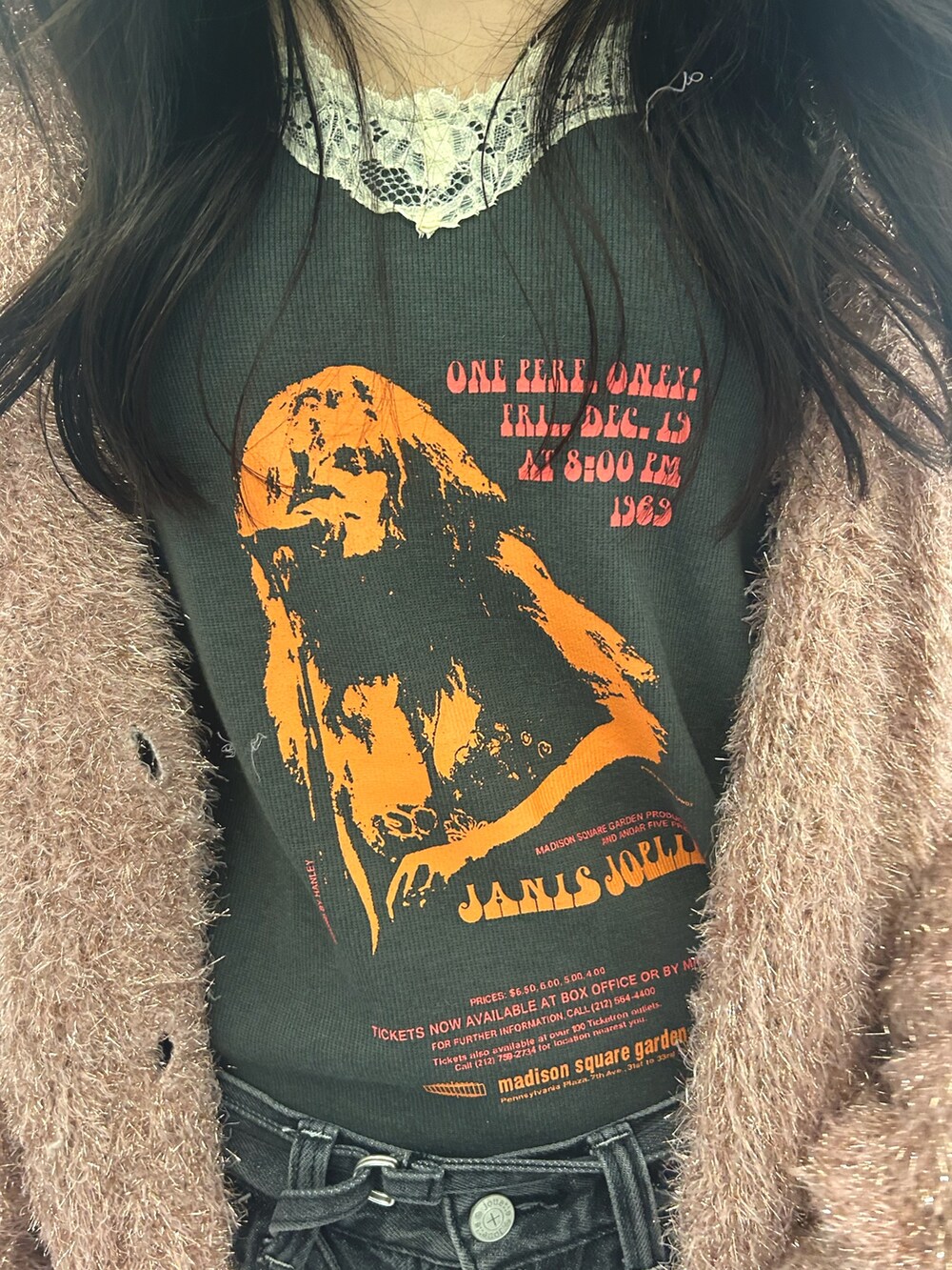 ブラック系のデニムパンツ、ピンク系のカーディガン/ボレロ、ブラック系のワンピースを着用したレディースの夏コーディネートの6枚目の写真