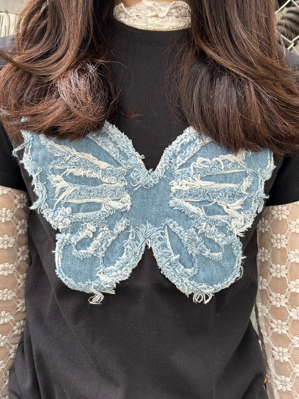 ブラック系のTシャツ/カットソー、ブラック系のデニムパンツ、ホワイト系のTシャツ/カットソーを着用したレディースの夏コーディネートの5枚目の写真