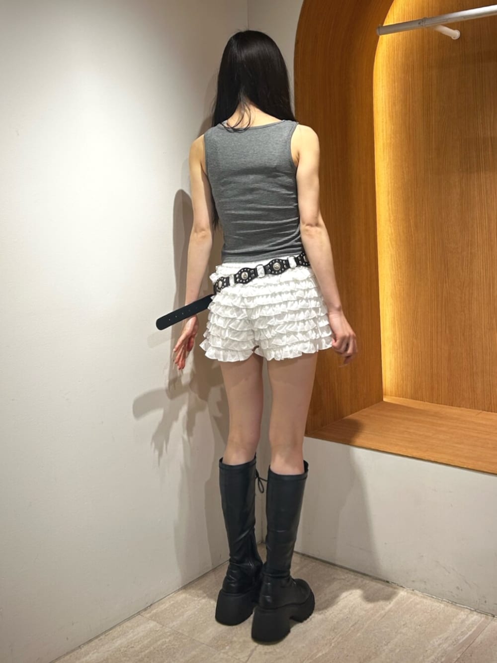 ブラック系のブーツ、ホワイト系のその他パンツ、グレー系のタンクトップを着用したレディースの夏コーディネートの3枚目の写真