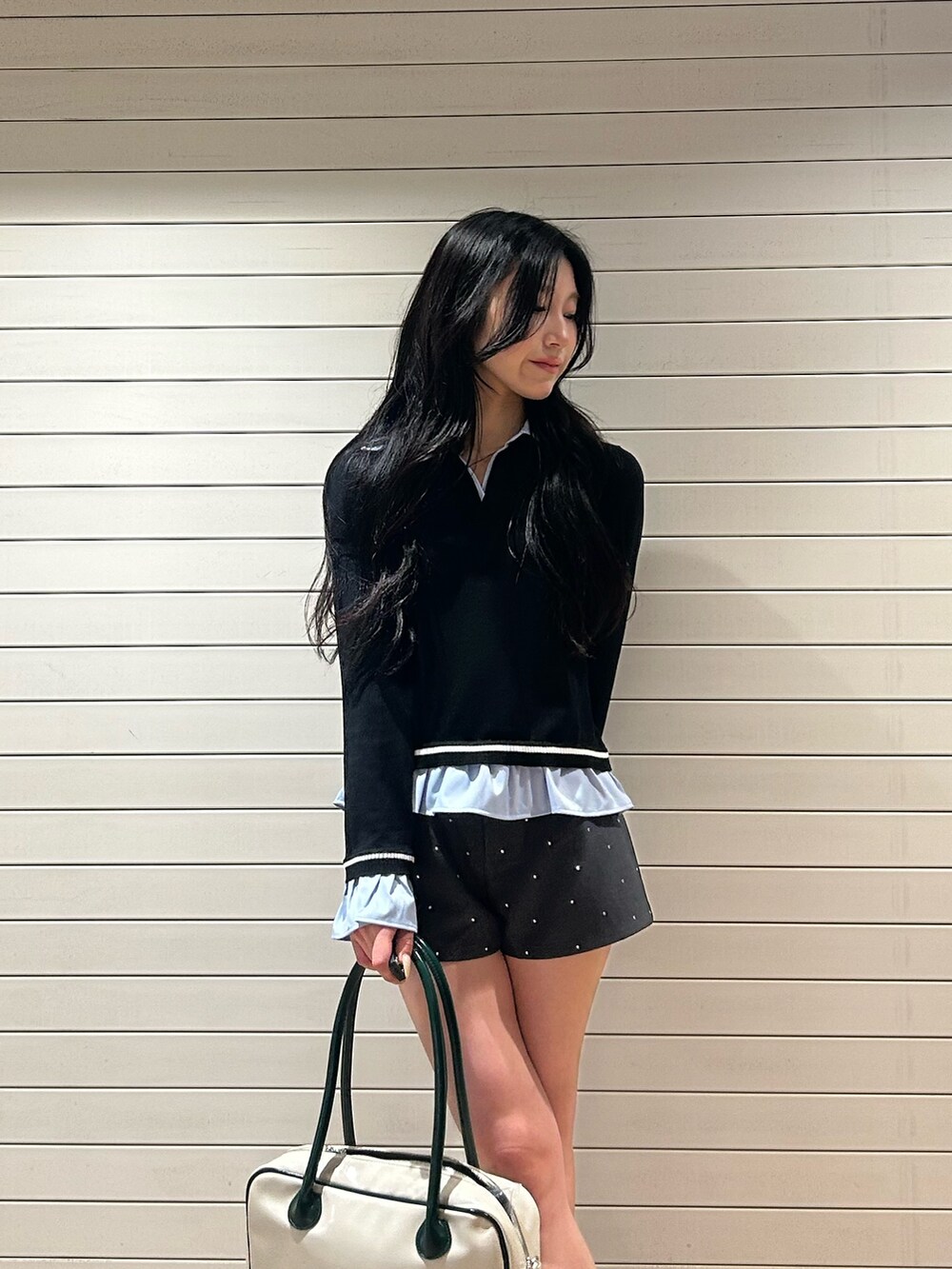 グレー系のその他パンツ、ブラック系のニット/セーター、ホワイト系のボストンバッグを着用したレディースの秋コーディネートの4枚目の写真