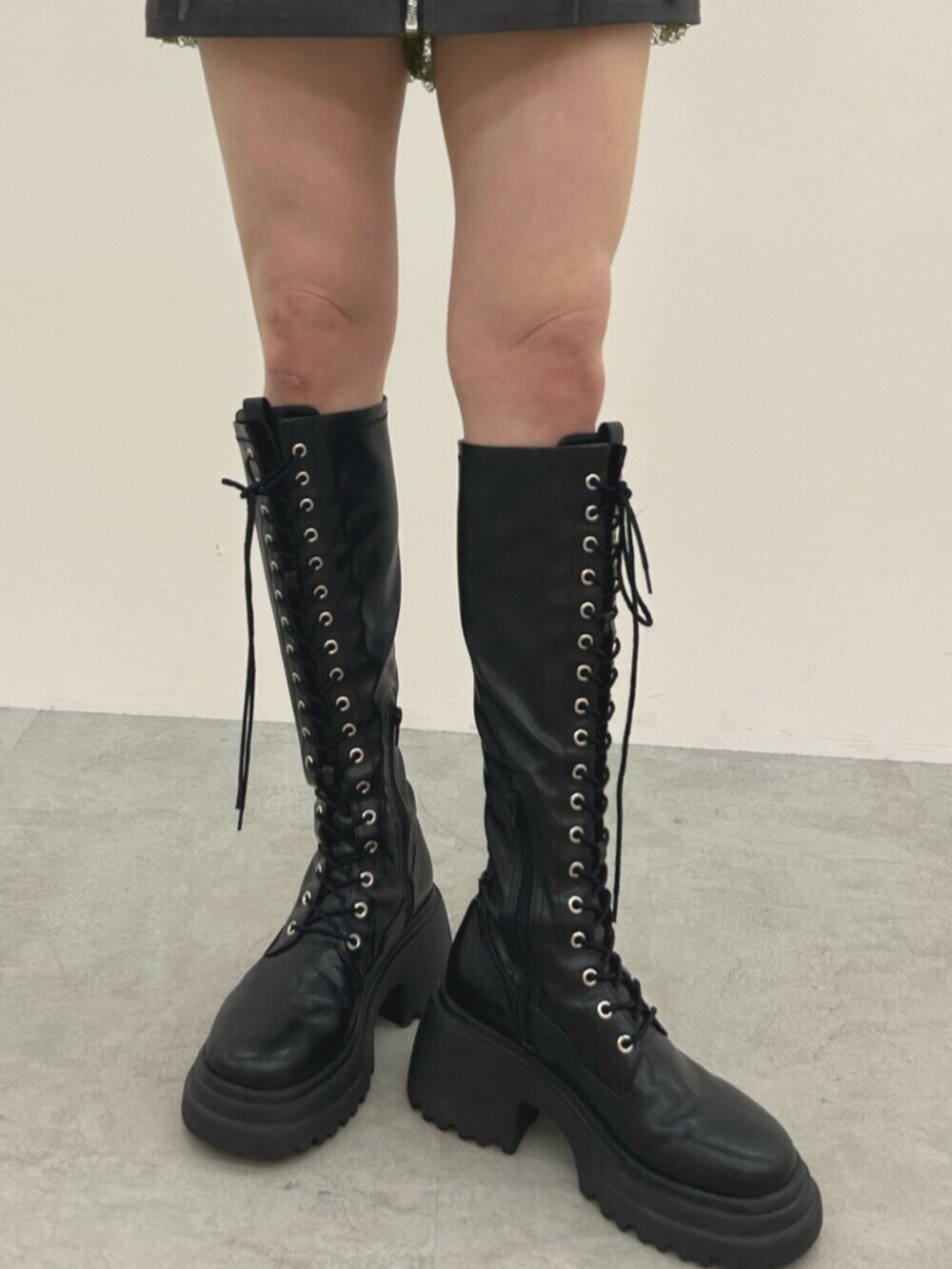 ブラック系のブーツ、ブラック系のワンピースを着用したレディースの春コーディネートの7枚目の写真