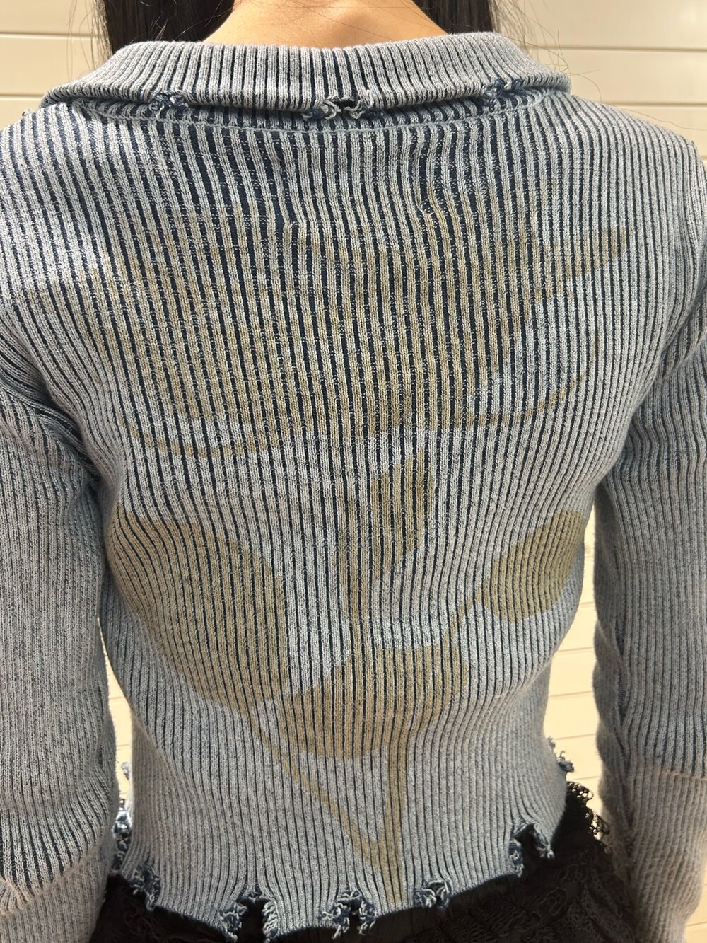 ホワイト系のその他パンツ、ブルー系のニット/セーター、ゴールド系のパンプスを着用したレディースの春コーディネートの7枚目の写真