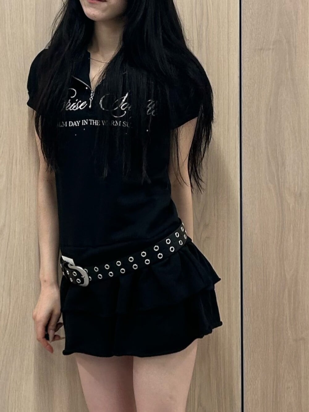 ブラック系のブーツ、ブラック系のワンピース、ブラック系のベルトを着用したレディースの夏コーディネートの5枚目の写真