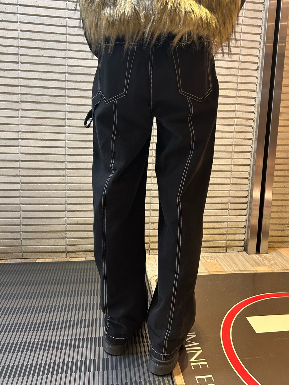 ブラック系のその他パンツ、ベージュ系のベスト、ブラック系のTシャツ/カットソーを着用したレディースの夏コーディネートの8枚目の写真