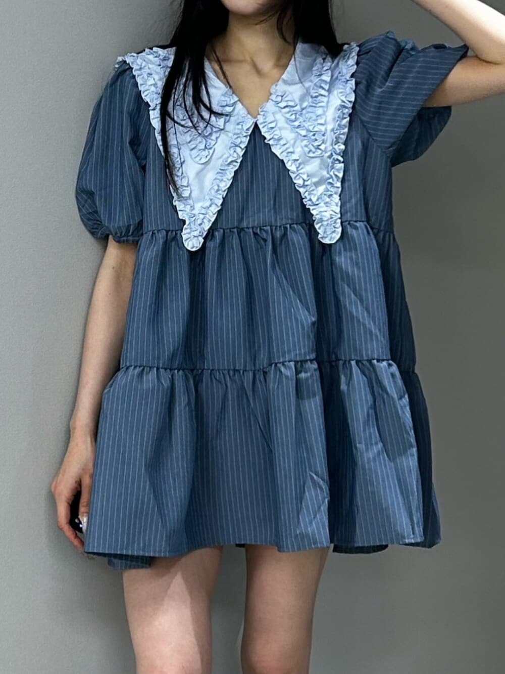 ブラック系のブーツ、ブルー系のワンピース、ホワイト系のハンチング/ベレー帽を着用したレディースの夏コーディネートの5枚目の写真