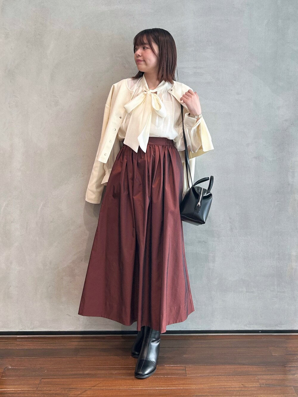 ホワイト系のシャツ/ブラウス、ホワイト系のセットアップ、ブラウン系のスカートを着用したレディースの秋コーディネートの2枚目の写真