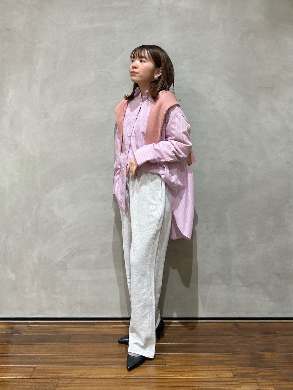 その他のシャツ/ブラウス、ピンク系のカーディガン/ボレロ、グレー系のスウェットパンツを着用したレディースの冬コーディネートの2枚目の写真