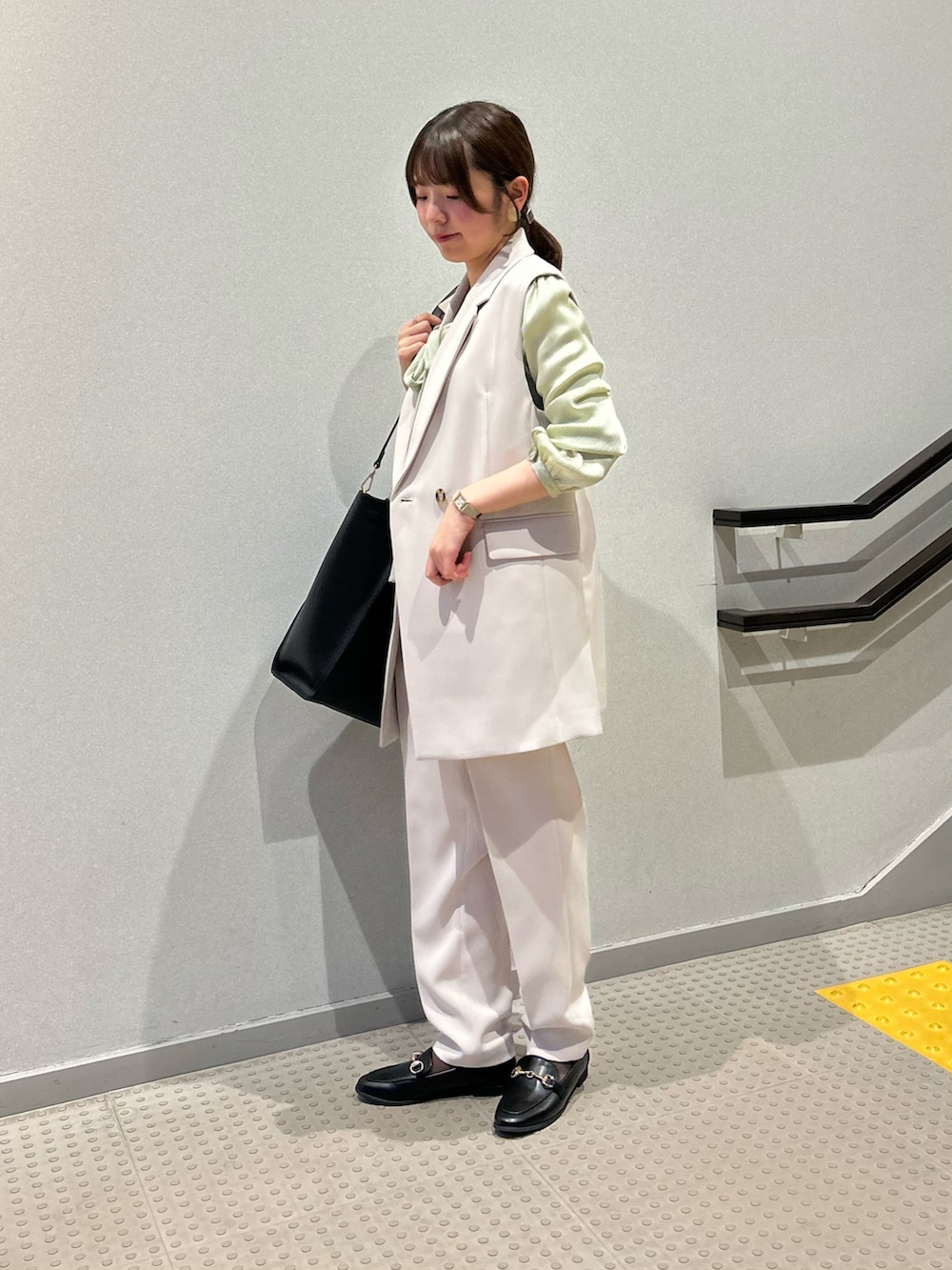 グリーン系のシャツ/ブラウス、ホワイト系のベスト、ホワイト系のその他パンツを着用したレディースの春コーディネートの2枚目の写真