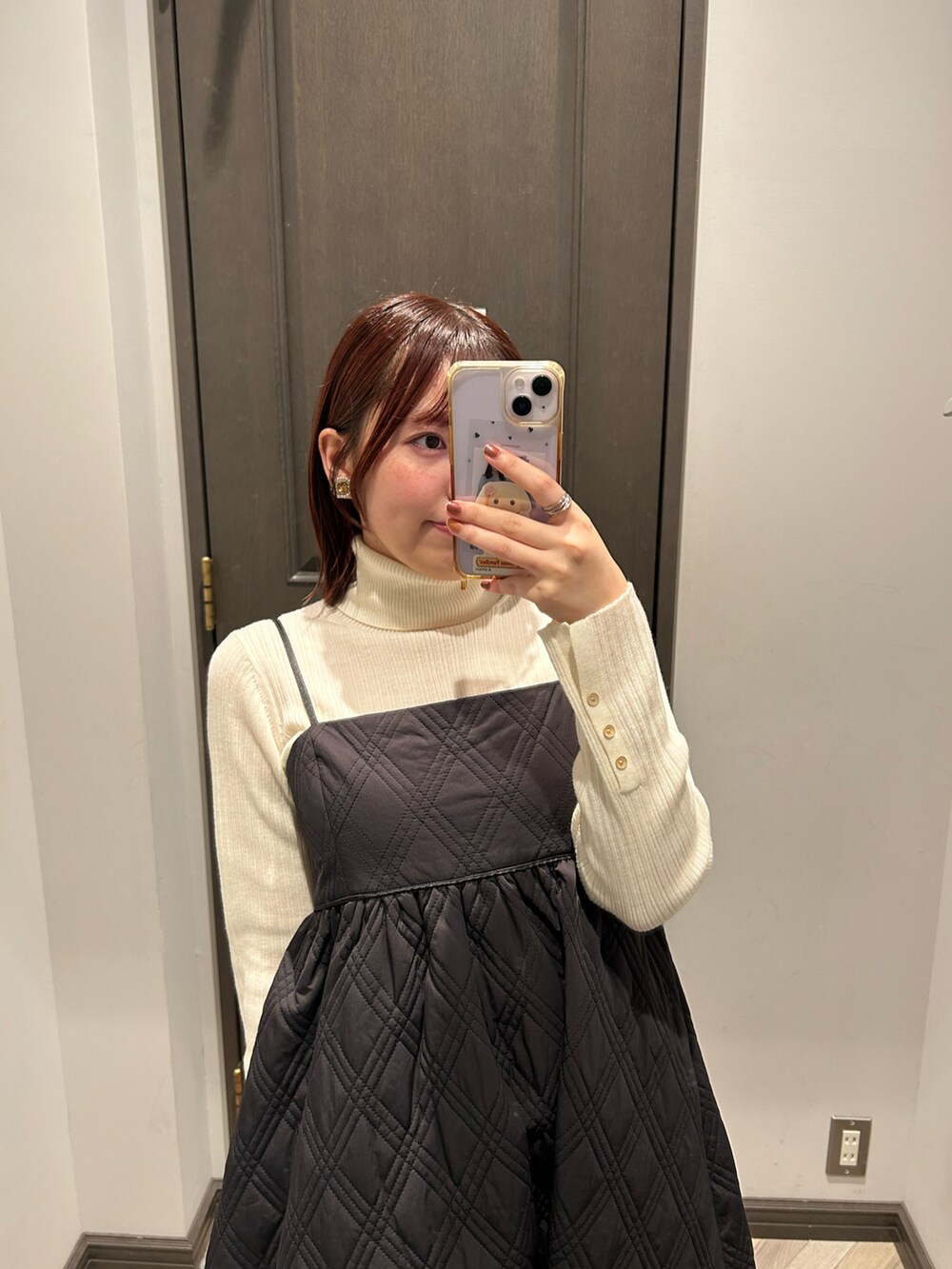 ブラック系のワンピース、ブラック系のブーツ、ホワイト系のニット/セーターを着用したレディースの秋コーディネートの3枚目の写真