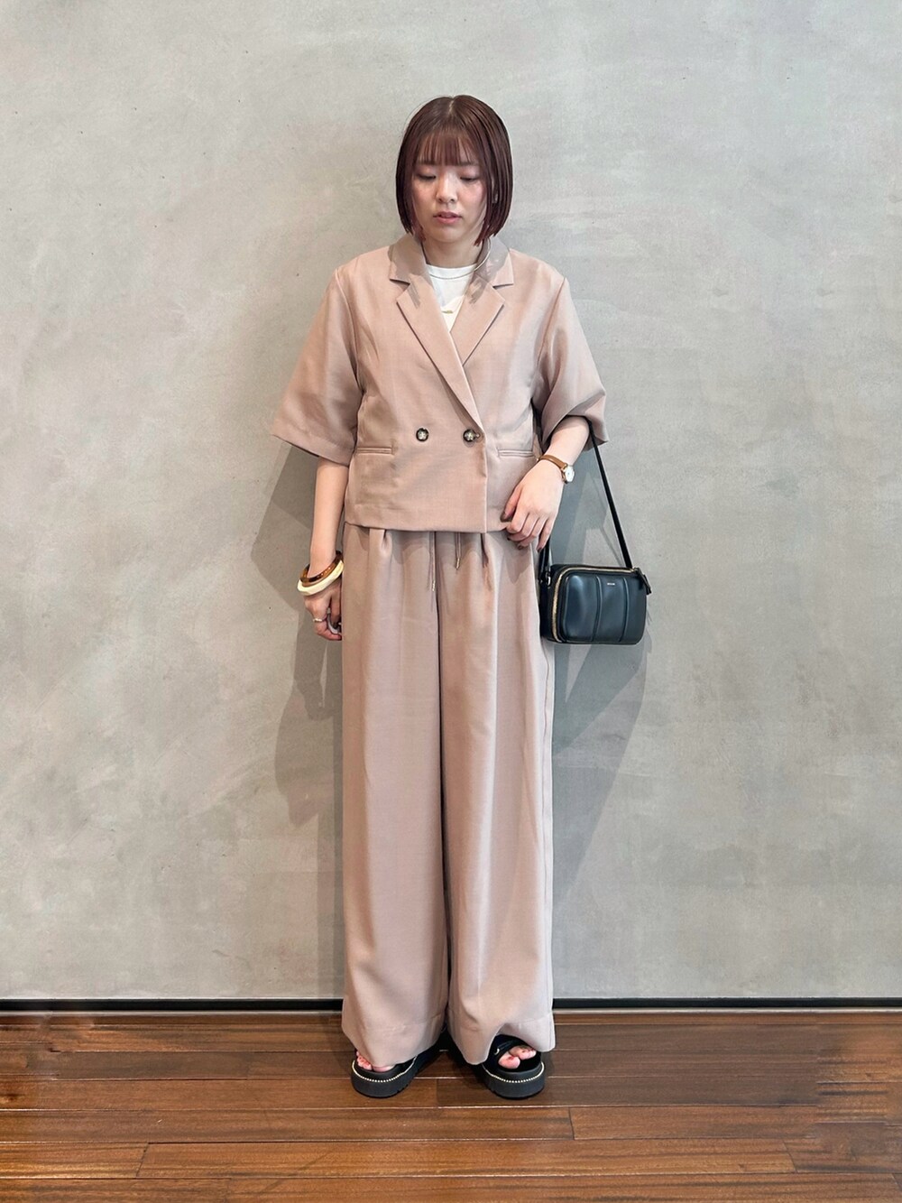 ベージュ系のテーラードジャケット、ベージュ系のその他パンツ、その他のTシャツ/カットソーを着用したレディースの秋コーディネートの2枚目の写真