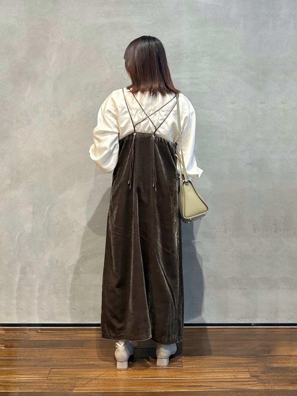 ブラウン系のワンピース、ベージュ系のシャツ/ブラウス、ベージュ系のブーツを着用したレディースの冬コーディネートの3枚目の写真