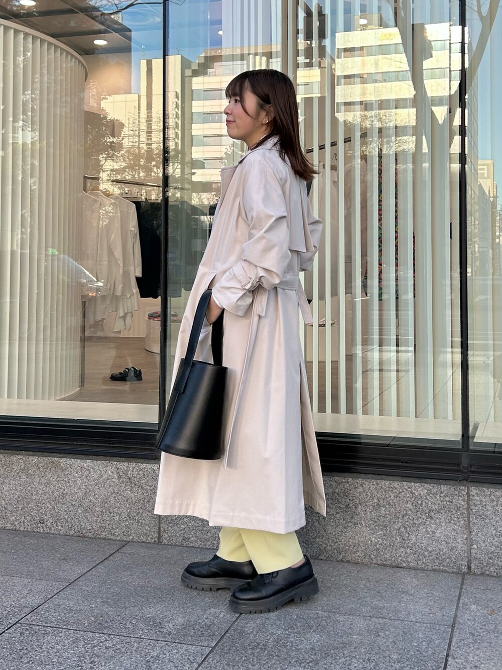ホワイト系のシャツ/ブラウス、グリーン系のその他パンツ、ブラック系のトートバッグを着用したレディースの春コーディネートの2枚目の写真