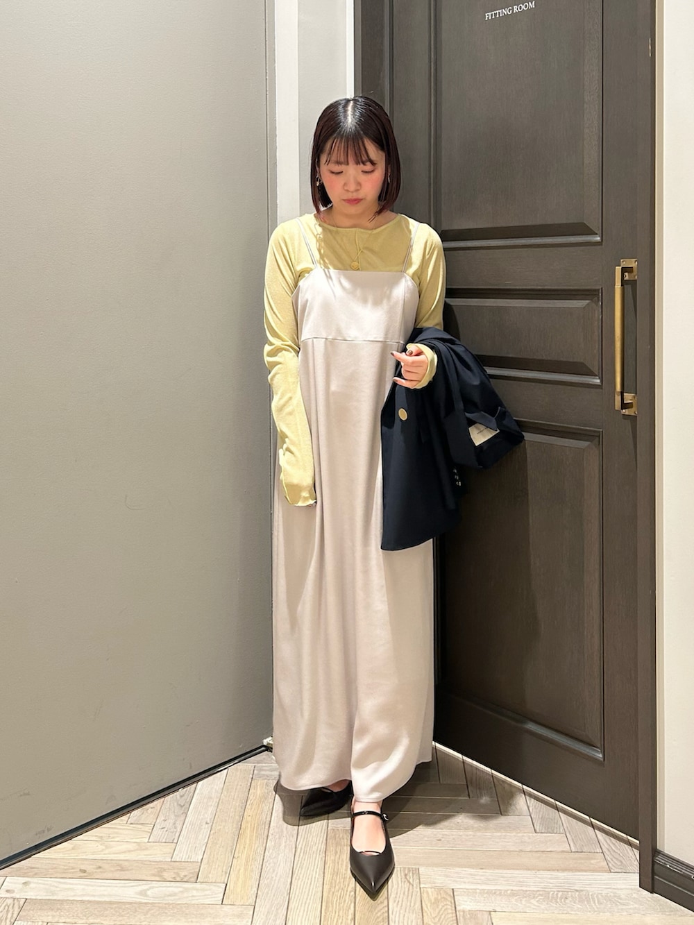 ブルー系のテーラードジャケット、グレー系のワンピース、イエロー系のTシャツ/カットソーを着用したレディースの春コーディネートの3枚目の写真