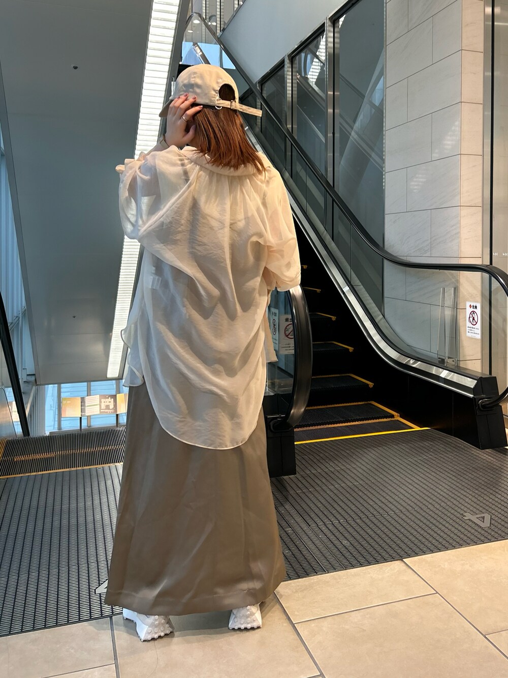 グリーン系のワンピース、ホワイト系のシャツ/ブラウス、ベージュ系のTシャツ/カットソーを着用したレディースの春コーディネートの3枚目の写真