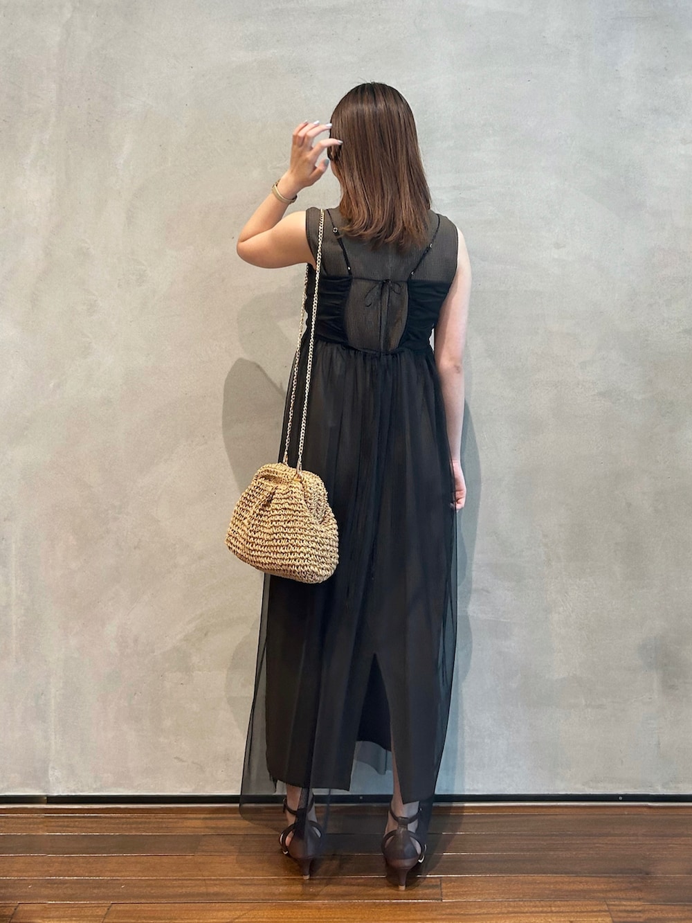 「レイヤードスタイル、夏コーデ、アツいコーデ全部見せ、休日スタイル、お出かけコーデ、オトナ女子、きれいめカジュアル、大人可愛い、低身長女子、おしゃれさんと繋がりたい、ワンピーススタイル、ノースリーブ、チュール、ノースリーブワンピース、ナノユニバース」｜「NANO universeのチュールキャミ×カットワンピースセット（ワンピース、ブラック系）」を使った、いけいさん（レディース・152cm）の夏コーディネートの3枚目の写真