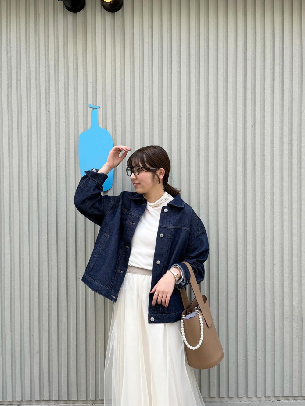 ホワイト系のTシャツ/カットソー、ブラック系のブーツ、ブルー系のブルゾンを着用したレディースの冬コーディネートの3枚目の写真