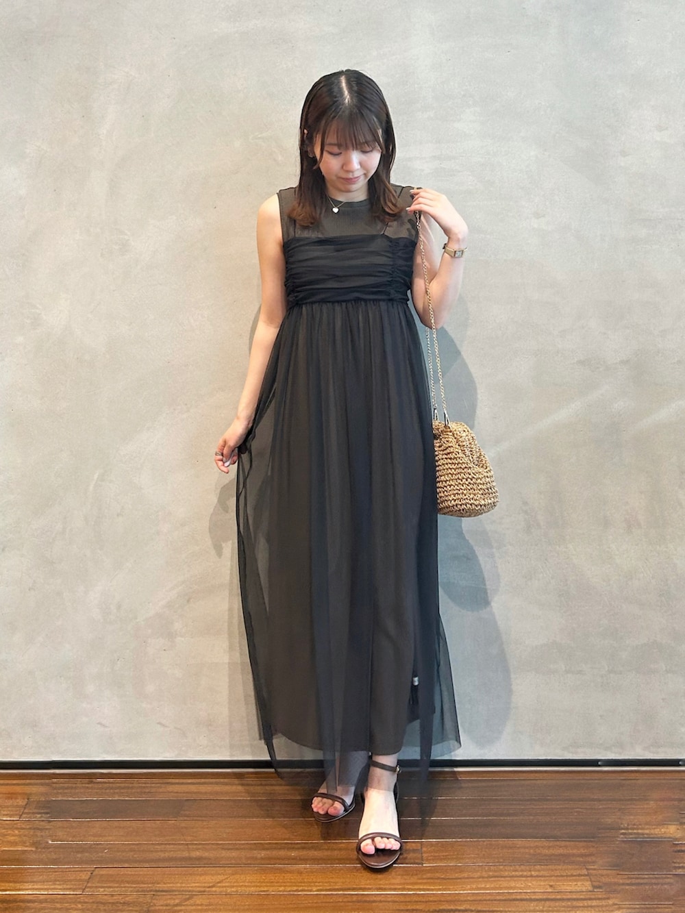 「レイヤードスタイル、夏コーデ、アツいコーデ全部見せ、休日スタイル、お出かけコーデ、オトナ女子、きれいめカジュアル、大人可愛い、低身長女子、おしゃれさんと繋がりたい、ワンピーススタイル、ノースリーブ、チュール、ノースリーブワンピース、ナノユニバース」｜「NANO universeのチュールキャミ×カットワンピースセット（ワンピース、ブラック系）」を使った、いけいさん（レディース・152cm）の夏コーディネートの2枚目の写真