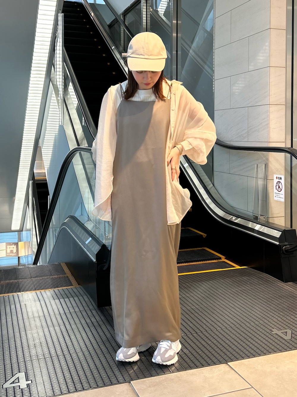 グリーン系のワンピース、ホワイト系のシャツ/ブラウス、ベージュ系のTシャツ/カットソーを着用したレディースの春コーディネートの2枚目の写真