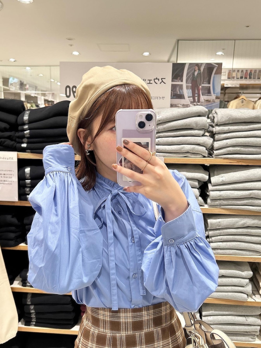 ブルー系のシャツ/ブラウス、ベージュ系のハンドバッグ、ブラウン系のスカートを着用したレディースの秋コーディネートの2枚目の写真