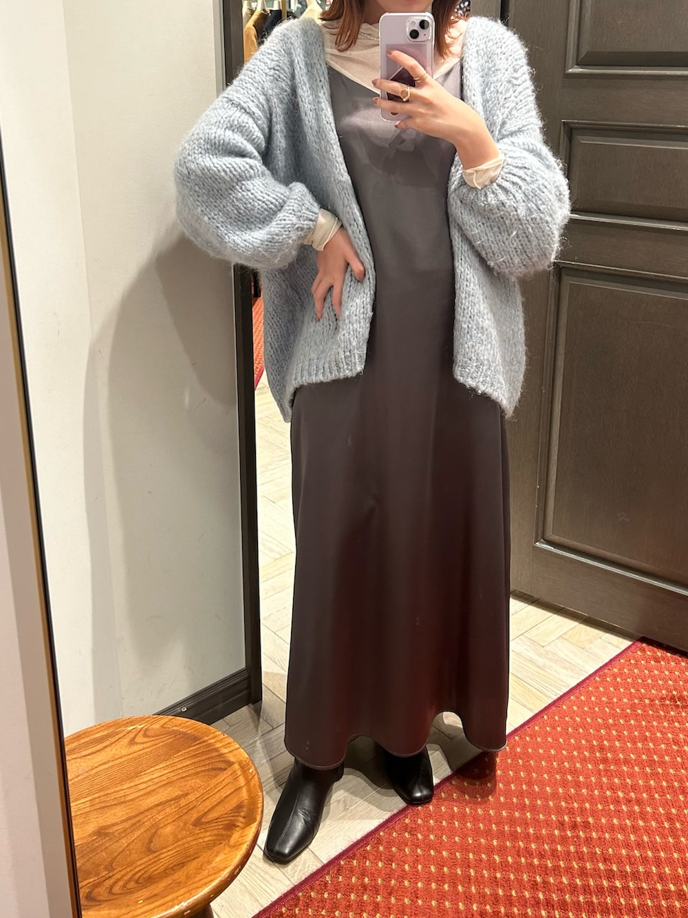 ブルー系のカーディガン/ボレロ、ホワイト系のTシャツ/カットソー、ブラック系のブーツを着用したレディースの秋コーディネートの2枚目の写真