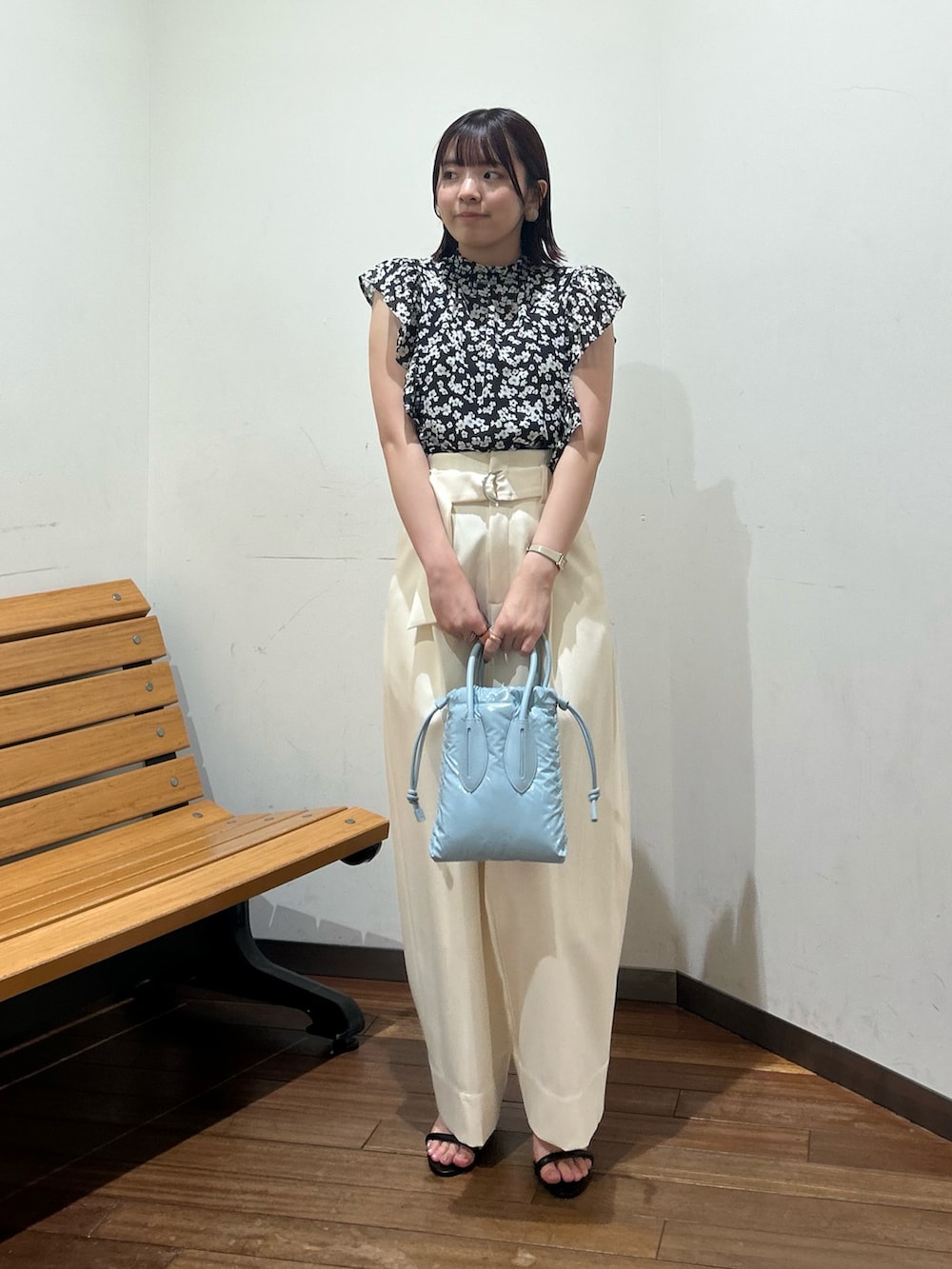 ブラック系のシャツ/ブラウス、ブルー系のショルダーバッグ、ホワイト系のその他パンツを着用したレディースの秋コーディネートの2枚目の写真