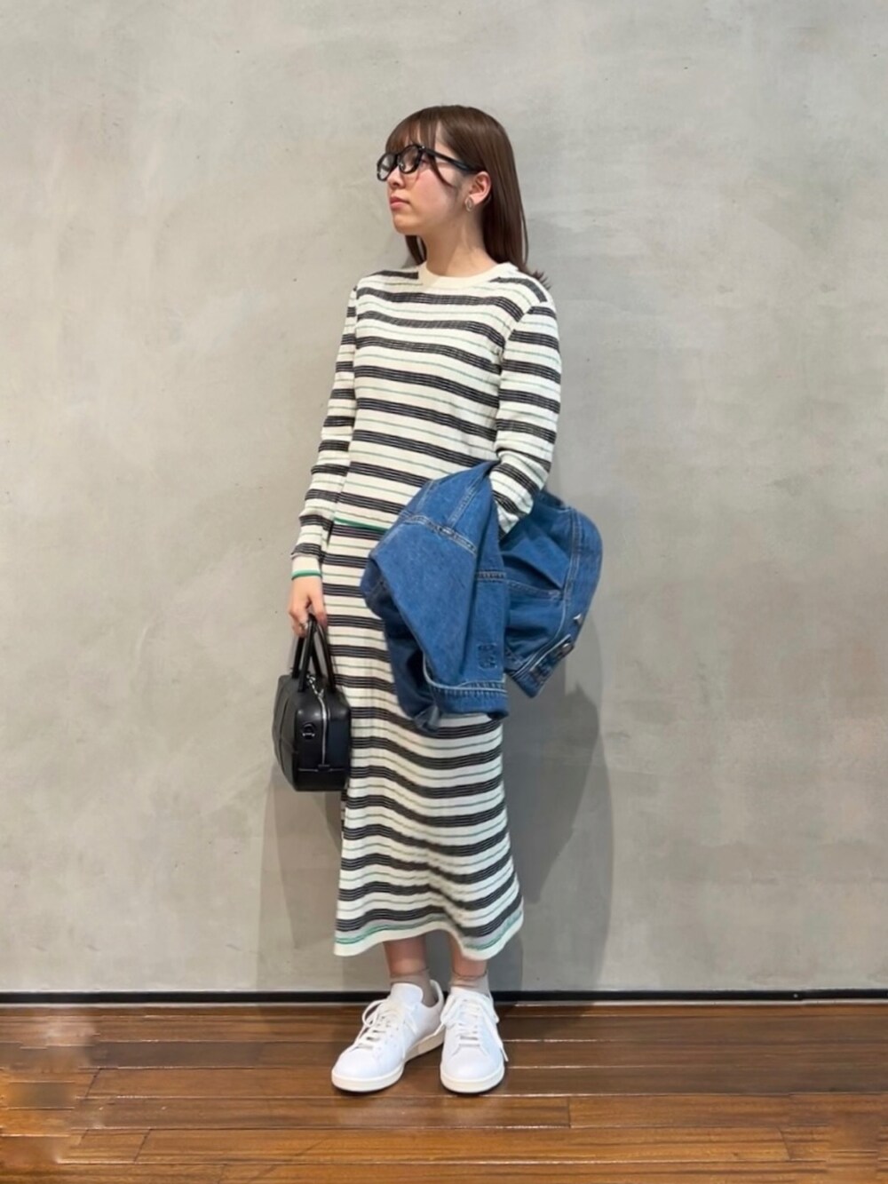 ブルー系のブルゾン、ホワイト系のスカート、ホワイト系のニット/セーターを着用したレディースの春コーディネートの2枚目の写真