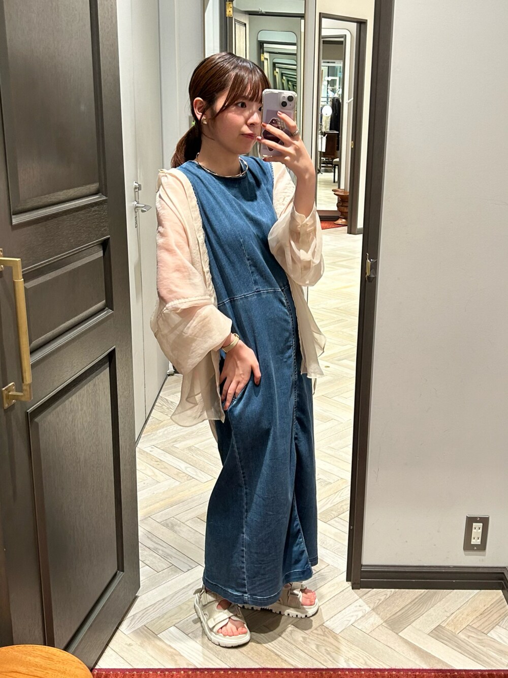 ブルー系のワンピース、ホワイト系のシャツ/ブラウス、ホワイト系のサンダルを着用したレディースの夏コーディネートの2枚目の写真