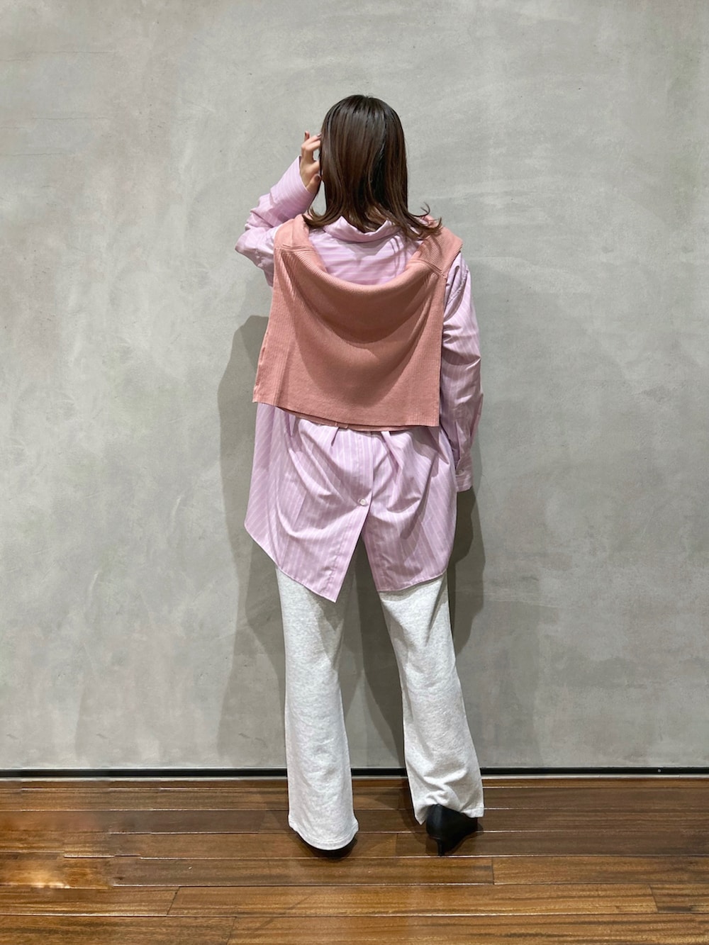 その他のシャツ/ブラウス、ピンク系のカーディガン/ボレロ、グレー系のスウェットパンツを着用したレディースの冬コーディネートの3枚目の写真