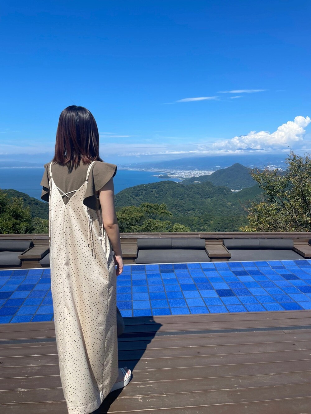 ベージュ系のワンピース、グリーン系のTシャツ/カットソー、ベージュ系のショルダーバッグを着用したレディースの秋コーディネートの2枚目の写真