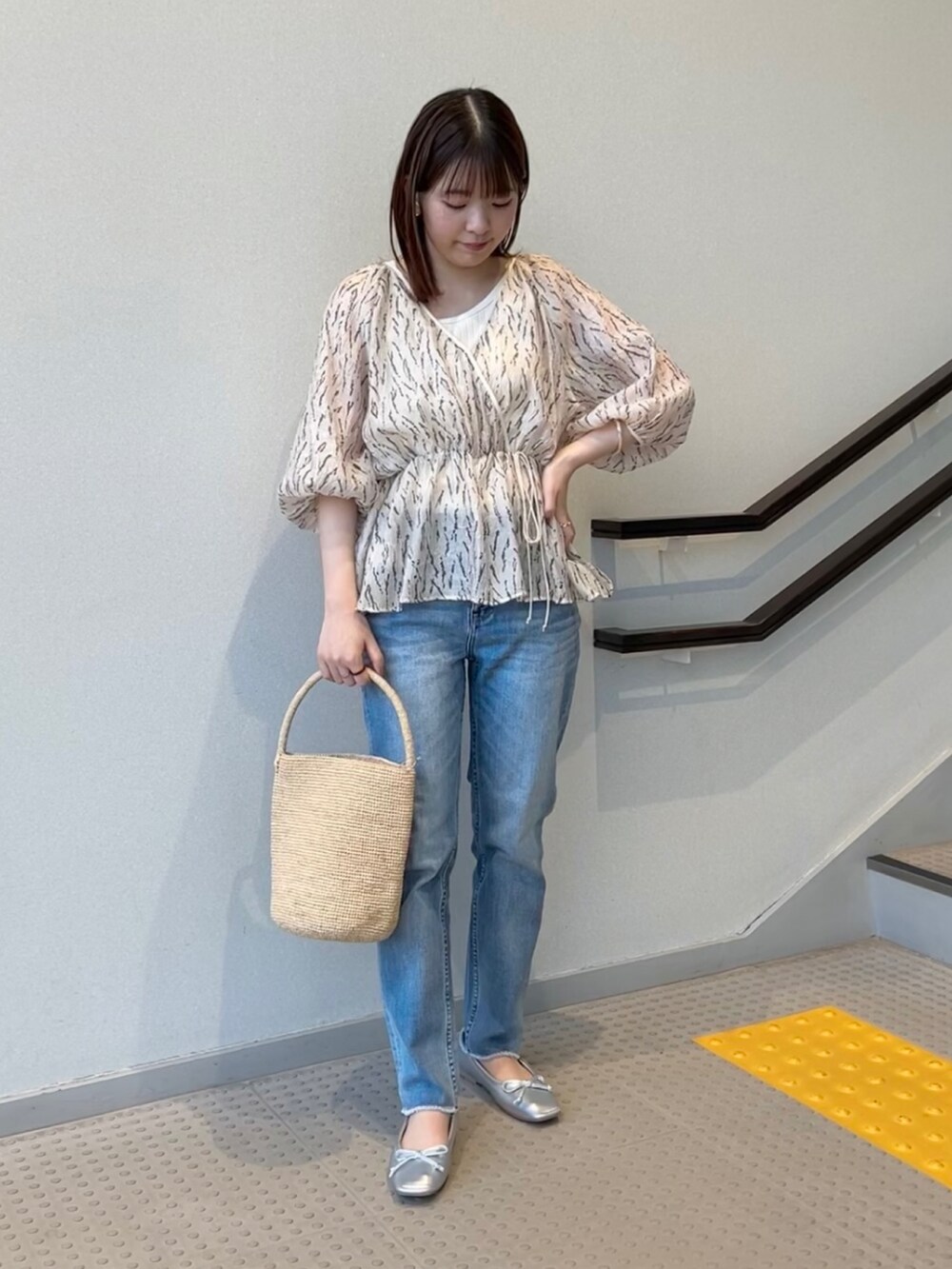 その他のシャツ/ブラウス、ベージュ系のTシャツ/カットソー、ブルー系のデニムパンツを着用したレディースの春コーディネートの2枚目の写真