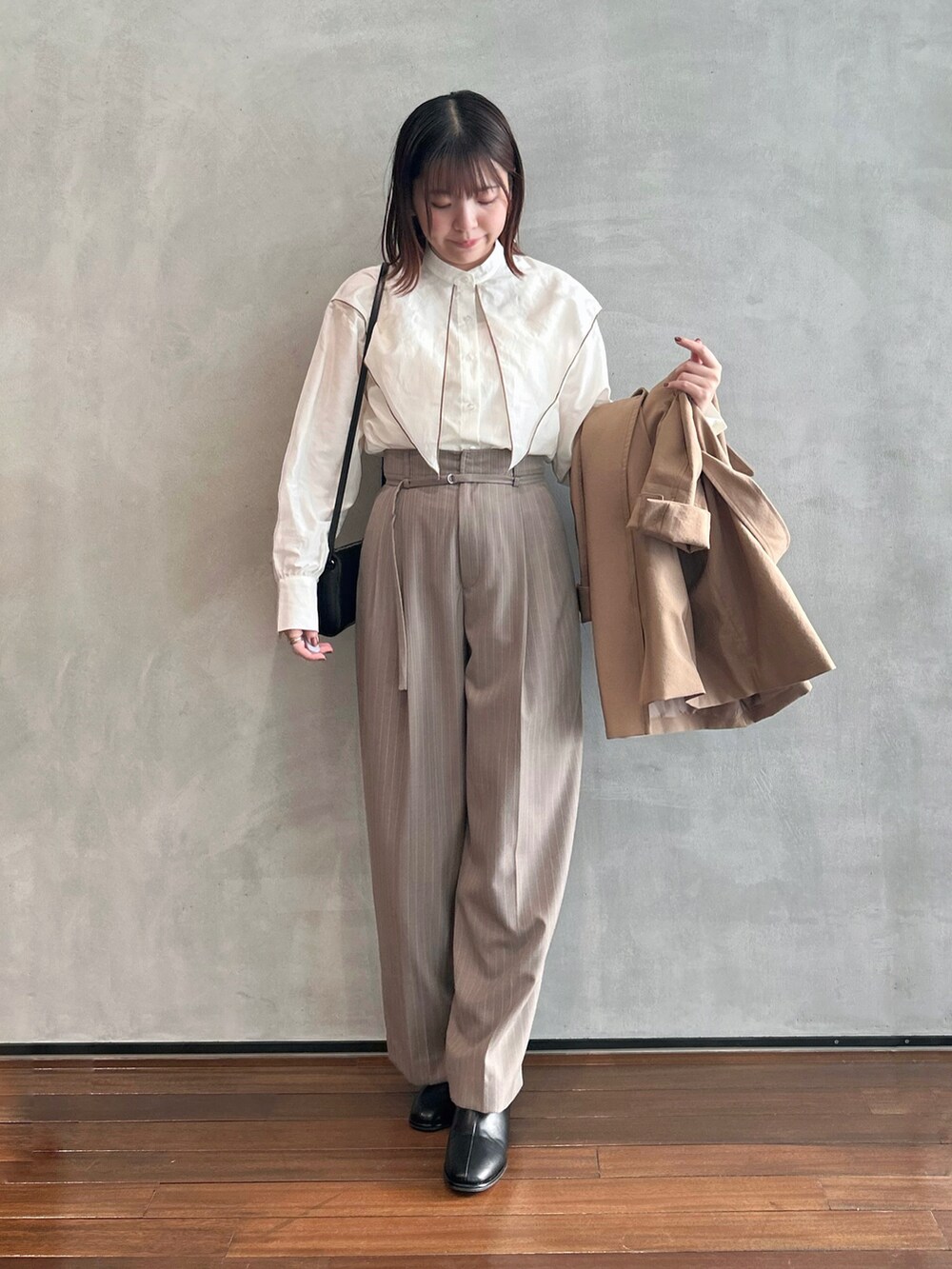 ホワイト系のシャツ/ブラウス、ベージュ系のその他アウター、その他のスラックスを着用したレディースの冬コーディネートの2枚目の写真