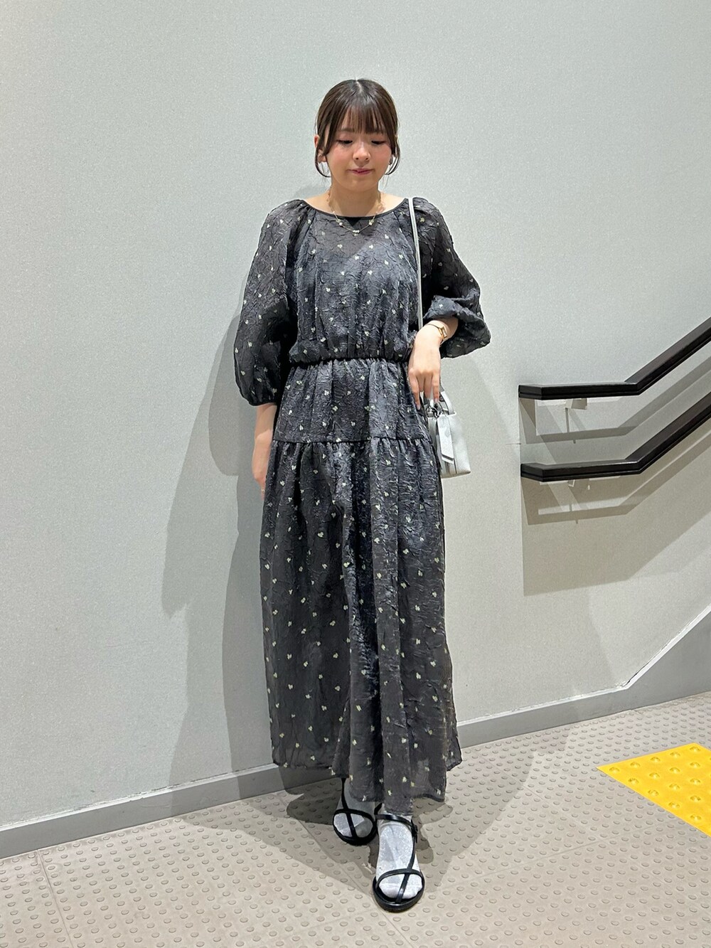 その他のワンピース、グレー系のショルダーバッグ、ブラック系のサンダルを着用したレディースの春コーディネートの2枚目の写真