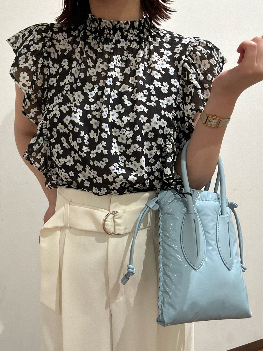 ブラック系のシャツ/ブラウス、ブルー系のショルダーバッグ、ホワイト系のその他パンツを着用したレディースの秋コーディネートの4枚目の写真