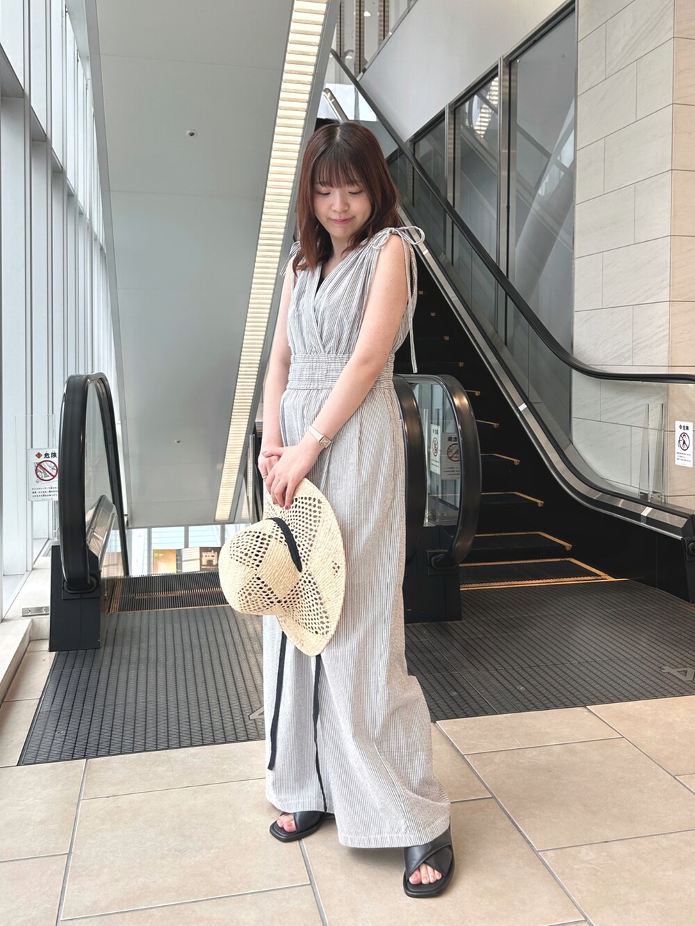 その他のサロペット/オーバーオール、グレー系のタンクトップ、ブラック系のサンダルを着用したレディースの夏コーディネートの2枚目の写真