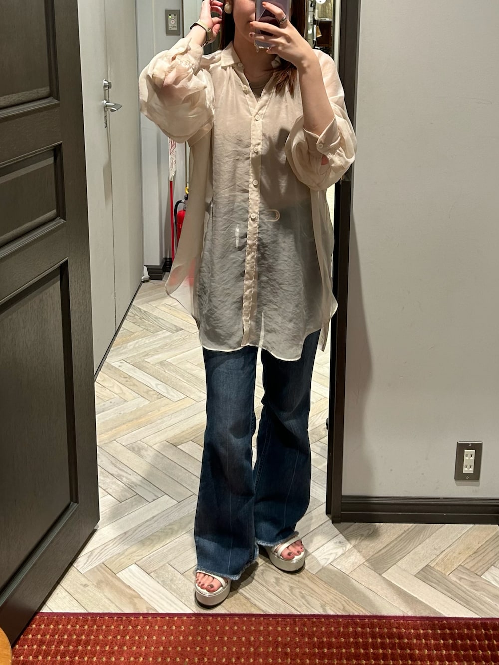 ホワイト系のシャツ/ブラウス、グレー系のタンクトップ、ブルー系のデニムパンツを着用したレディースの夏コーディネートの2枚目の写真