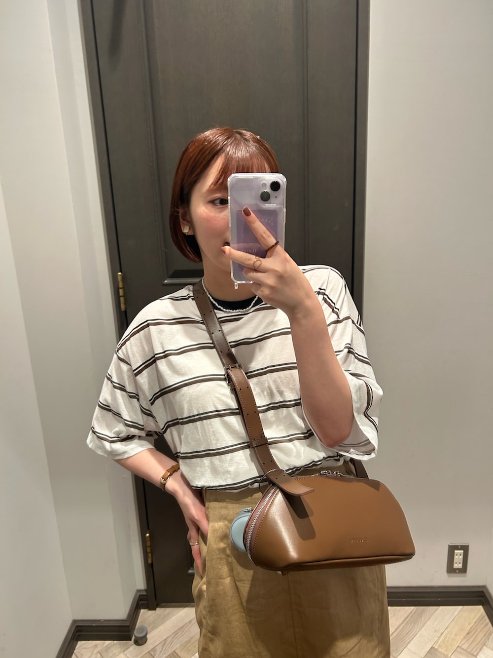 その他のTシャツ/カットソー、ベージュ系のスカート、ベージュ系のサンダルを着用したレディースの秋コーディネートの2枚目の写真