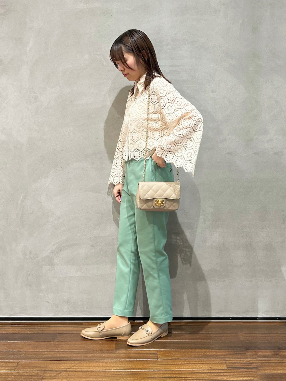 ホワイト系のシャツ/ブラウス、グレー系のショルダーバッグ、グリーン系のその他パンツを着用したレディースの春コーディネートの2枚目の写真