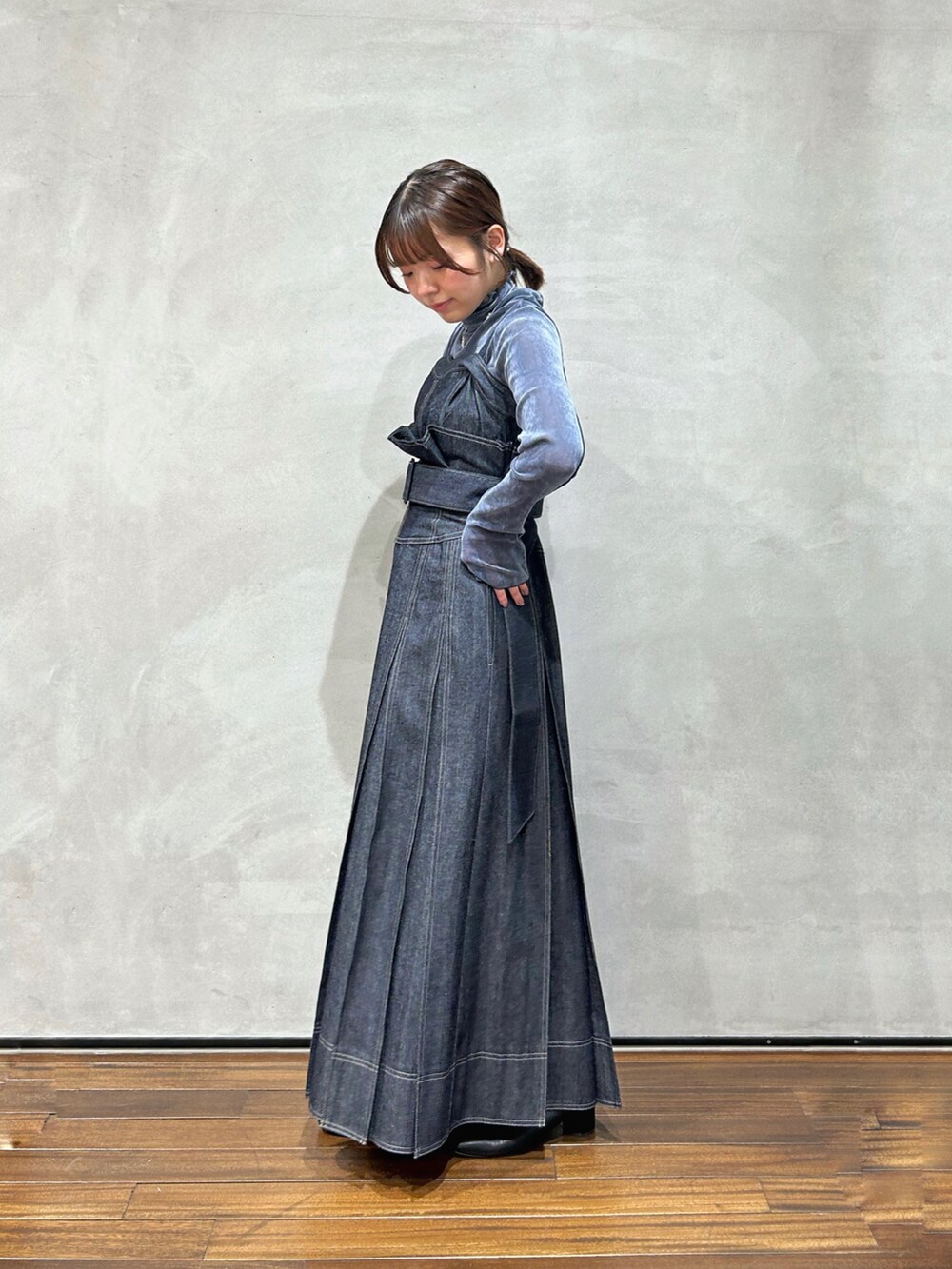 ブルー系のワンピース、ブルー系のTシャツ/カットソー、シルバー系のショルダーバッグを着用したレディースの秋コーディネートの2枚目の写真