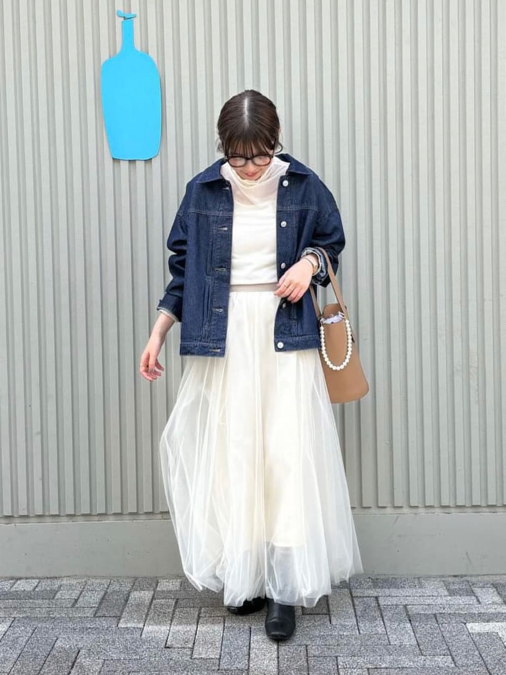 ホワイト系のTシャツ/カットソー、ブラック系のブーツ、ブルー系のブルゾンを着用したレディースの冬コーディネートの2枚目の写真