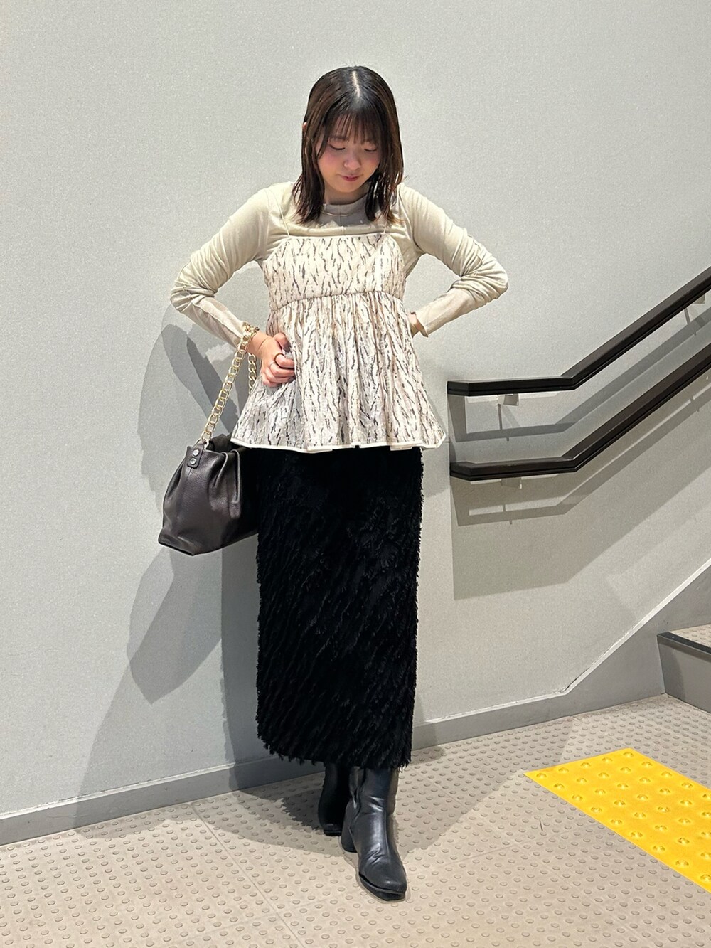 その他のキャミソール、ベージュ系のTシャツ/カットソー、ブラウン系のショルダーバッグを着用したレディースの春コーディネートの2枚目の写真