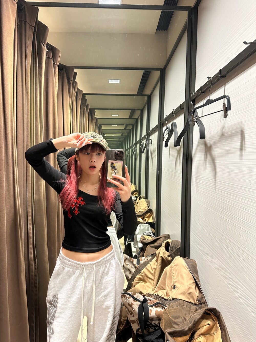 ピンク系のスウェットを着用したレディースの冬コーディネートの2枚目の写真