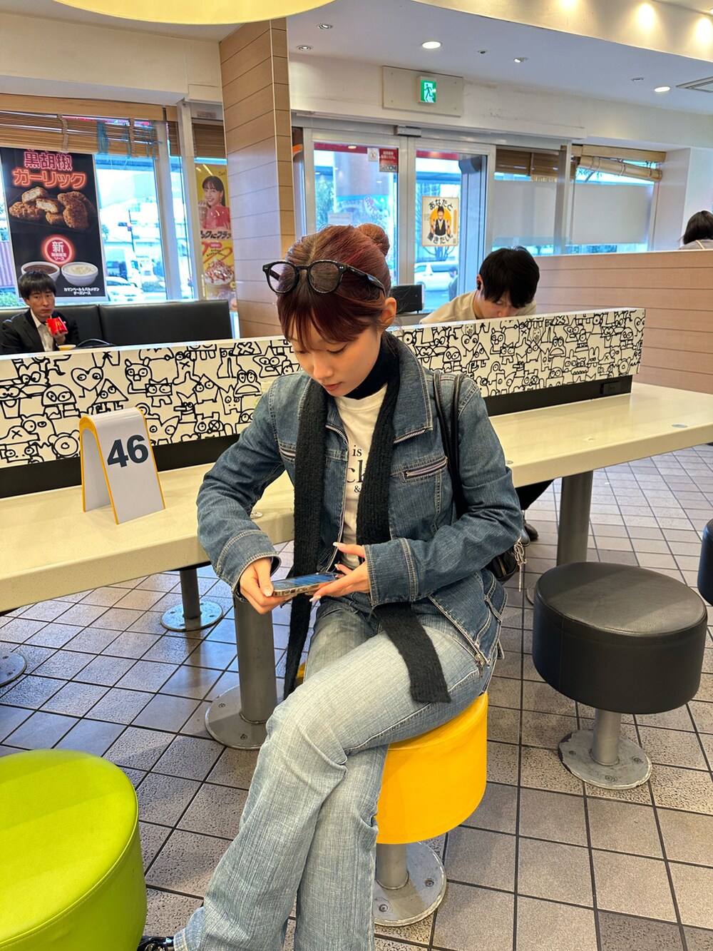 ホワイト系のTシャツ/カットソーを着用したレディースの冬コーディネートの2枚目の写真