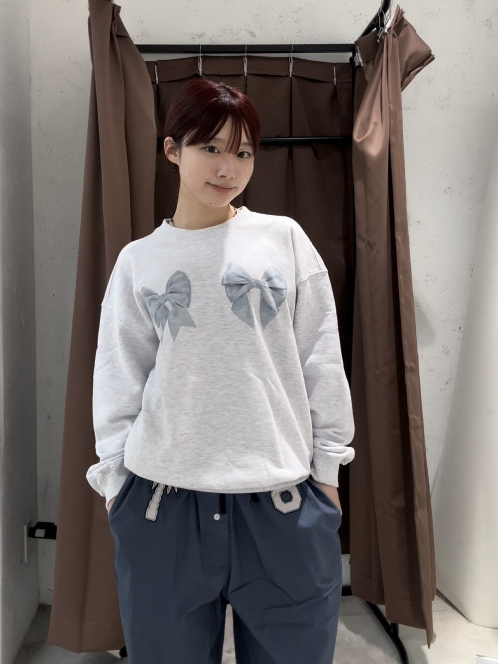 ホワイト系のトップスを着用したレディースの冬コーディネートの2枚目の写真