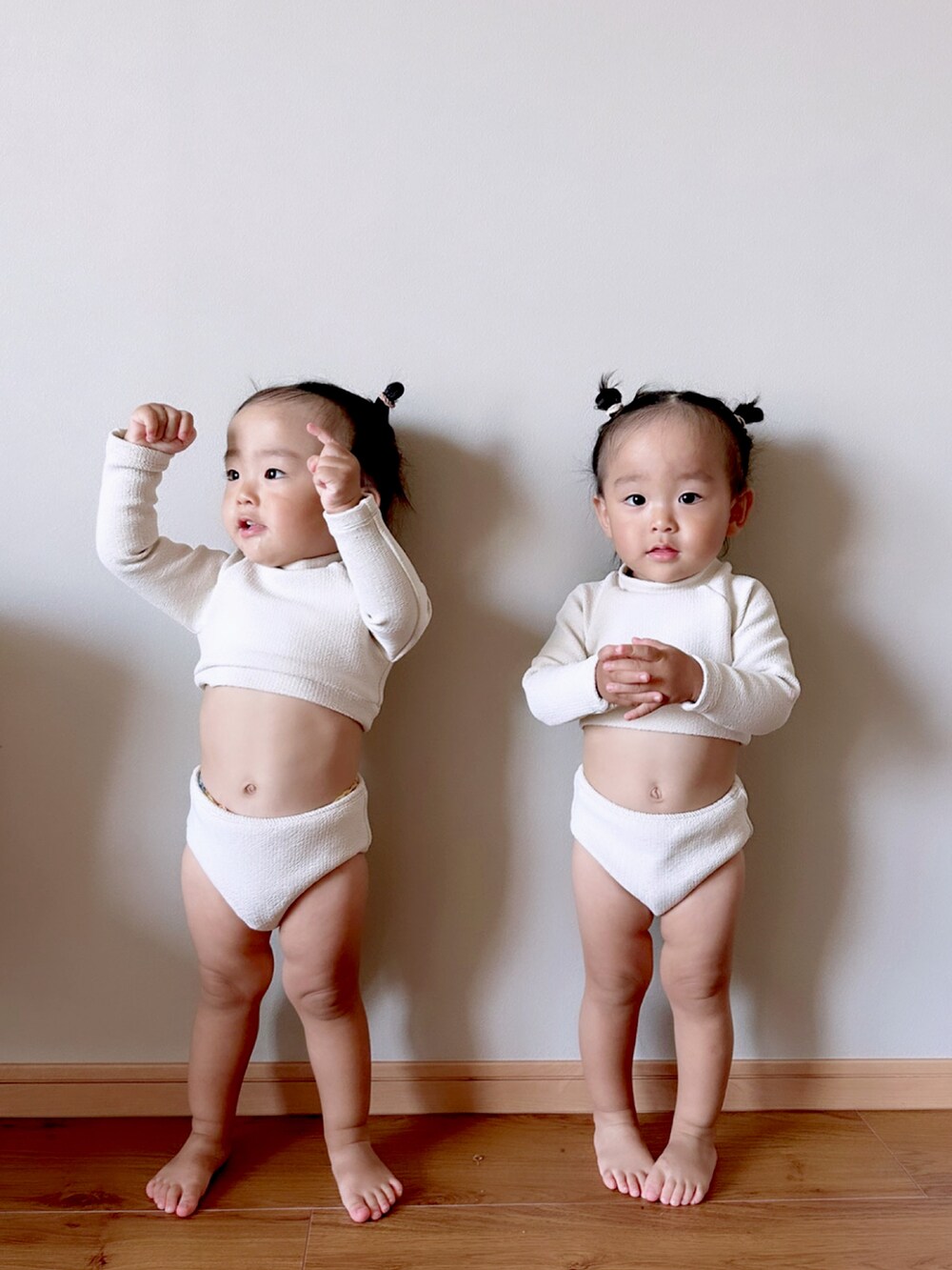 「お出かけコーデ、めがね、夏セールで買いました」｜「son＆daughterのアイテム（ラッシュガード、ホワイト系）」を使った、双子のジョジココさん（キッズ・80cm）の夏コーディネートの2枚目の写真