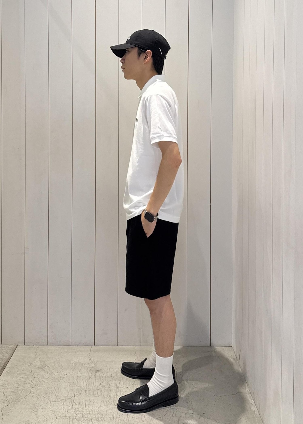 ブラック系のその他パンツ、ホワイト系のポロシャツを着用したメンズの夏コーディネートの2枚目の写真