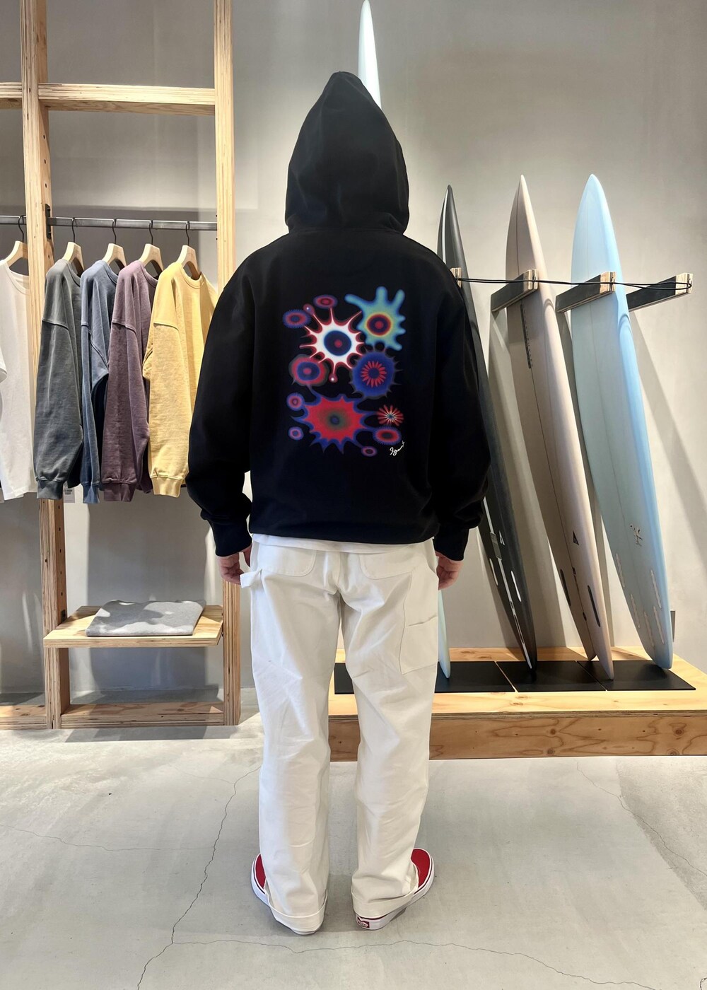 「パーカー、黒、カーペンターパンツ、白、キャップ、定番、新作、vans、赤、Saturdays NYC」|「Saturdays NYCのDitch Shawna X Cosima Hoodie(パーカー、ブラック系)」を使った、さとりさん(メンズ・170cm)の春コーディネートの2枚目の写真