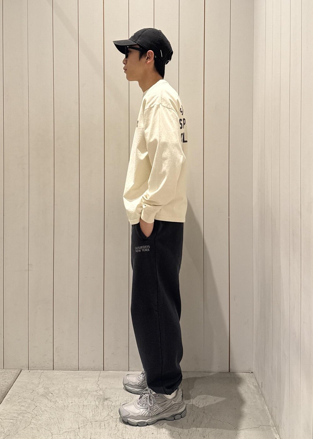 ホワイト系のTシャツ/カットソー、ブラック系のその他パンツを着用したメンズの春コーディネートの2枚目の写真