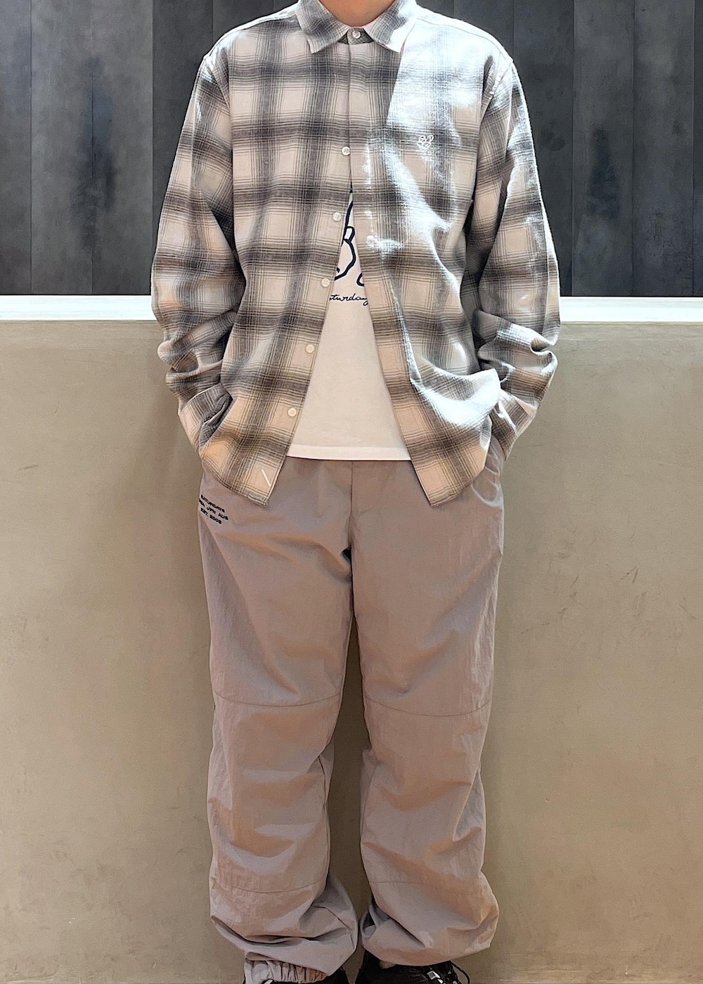 グレー系のその他パンツ、ホワイト系のTシャツ/カットソー、ブルー系のソックス/靴下を着用したメンズの秋コーディネートの4枚目の写真